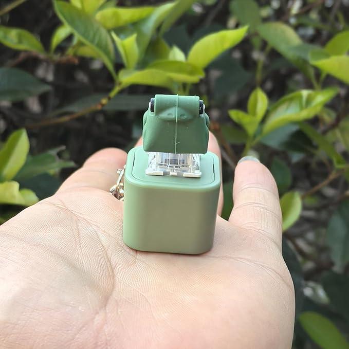 🐸 Croaking Frog Keychain - Realistic Sound Effect Stress Relief Toy